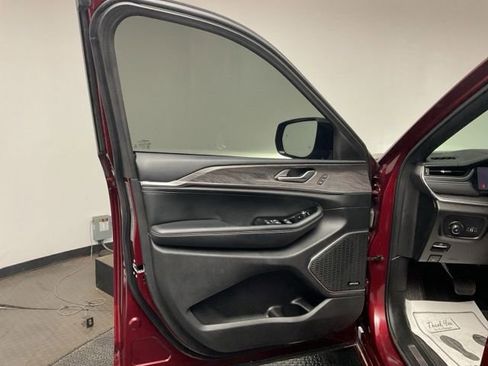 Used 2023 Jeep Grand Cherokee Overland image 10