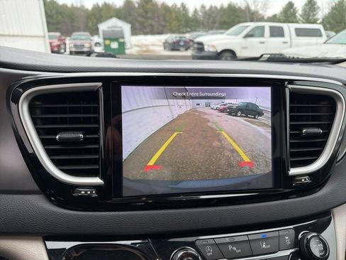 Used 2023 Chrysler Pacifica Touring-L image 16