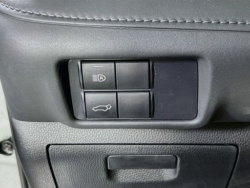 Used 2021 Toyota Highlander LE AWD/4WD image 10