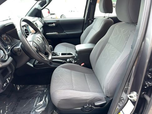Used 2018 Toyota Tacoma TRD Sport AWD/4WD image 6