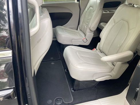 Used 2021 Chrysler Pacifica Touring-L image 8