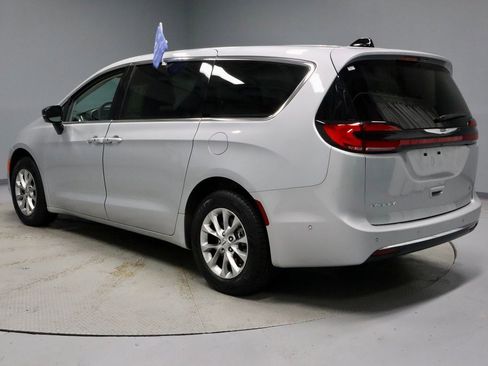 Used 2024 Chrysler Pacifica Touring-L image 9