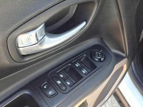 Used 2016 Jeep Renegade Limited FWD image 17