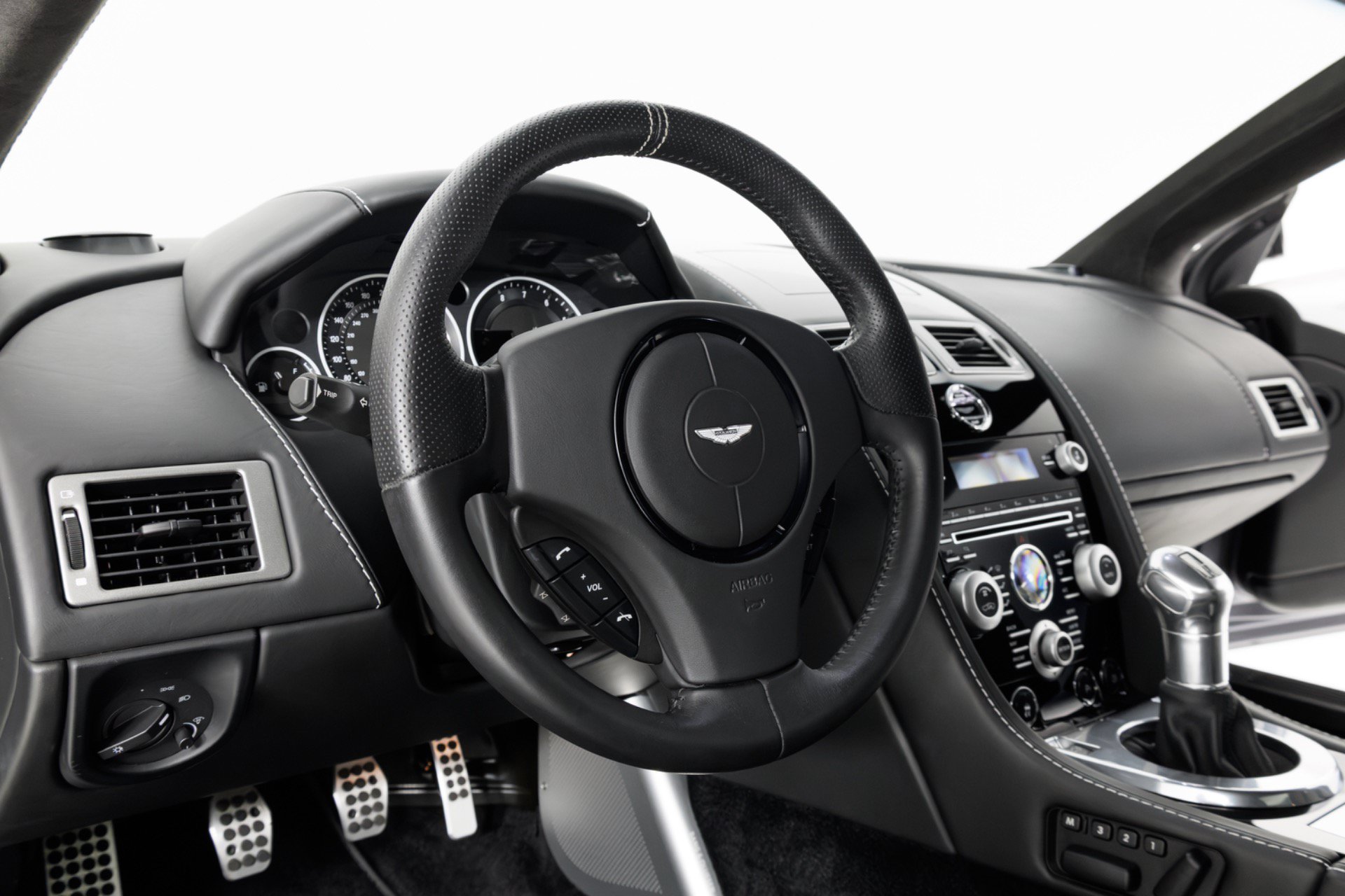 Used 2010 Aston Martin DBS Coupe RWD image 18