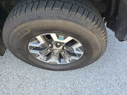 Used 2017 Toyota Tacoma TRD Off-Road AWD/4WD image 4