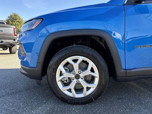 New 2026 Jeep Compass Latitude image 9