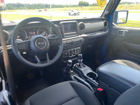 Used 2023 Jeep Gladiator Sport AWD/4WD image 17
