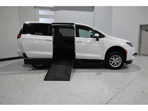 Used 2023 Chrysler Voyager LX FWD image 17