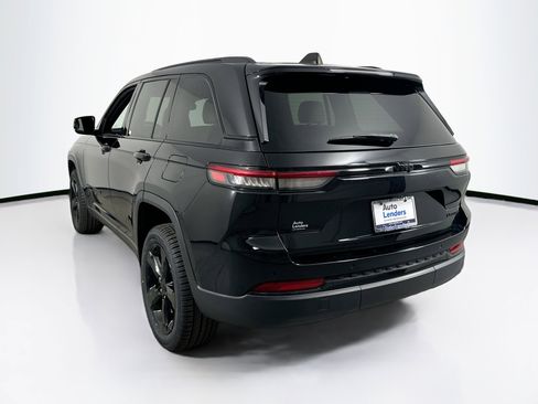 Used 2023 Jeep Grand Cherokee Limited w/ Black Appearance Package image 7