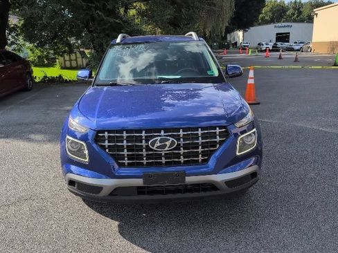 Used 2023 Hyundai Venue Limited w/ Cargo Package FWD image 2