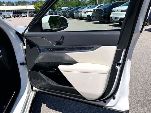 Used 2025 BMW 750e xDrive w/ Executive Package AWD/4WD image 24