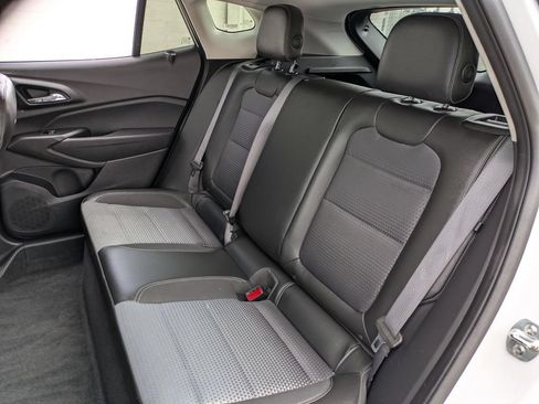 Used 2025 Chevrolet Trax LT w/ LT Convenience Package FWD image 24