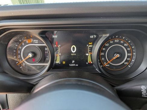 Used 2024 Jeep Wrangler Rubicon w/ Technology Group image 32