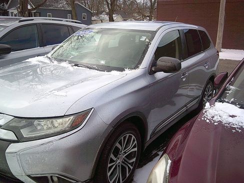 Used 2016 Mitsubishi Outlander ES image 2
