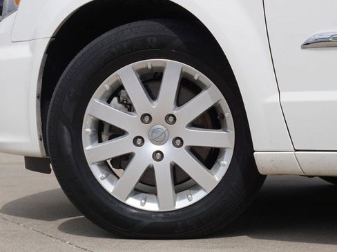 Used 2013 Chrysler Town & Country Touring FWD image 14