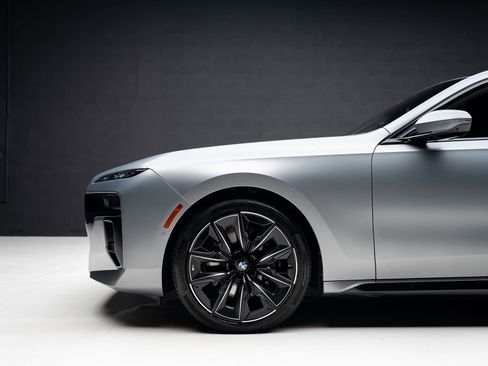 Used 2023 BMW 760i xDrive w/ Executive Package image 19