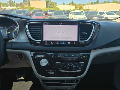 Used 2023 Chrysler Pacifica Touring-L FWD image 12