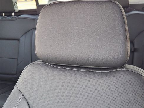 New 2026 GMC Sierra 1500 SLT image 18