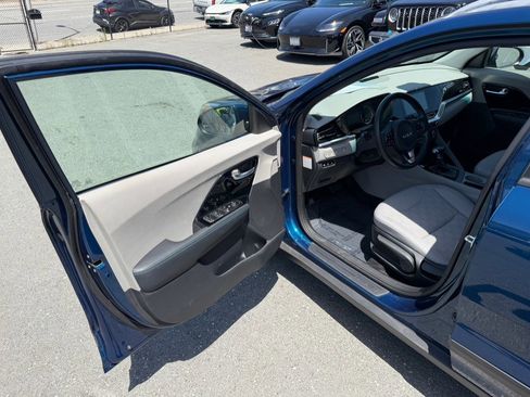 Used 2022 Kia Niro LXS FWD image 9