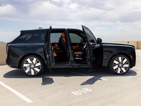 Used 2026 Rolls-Royce Cullinan AWD/4WD image 16