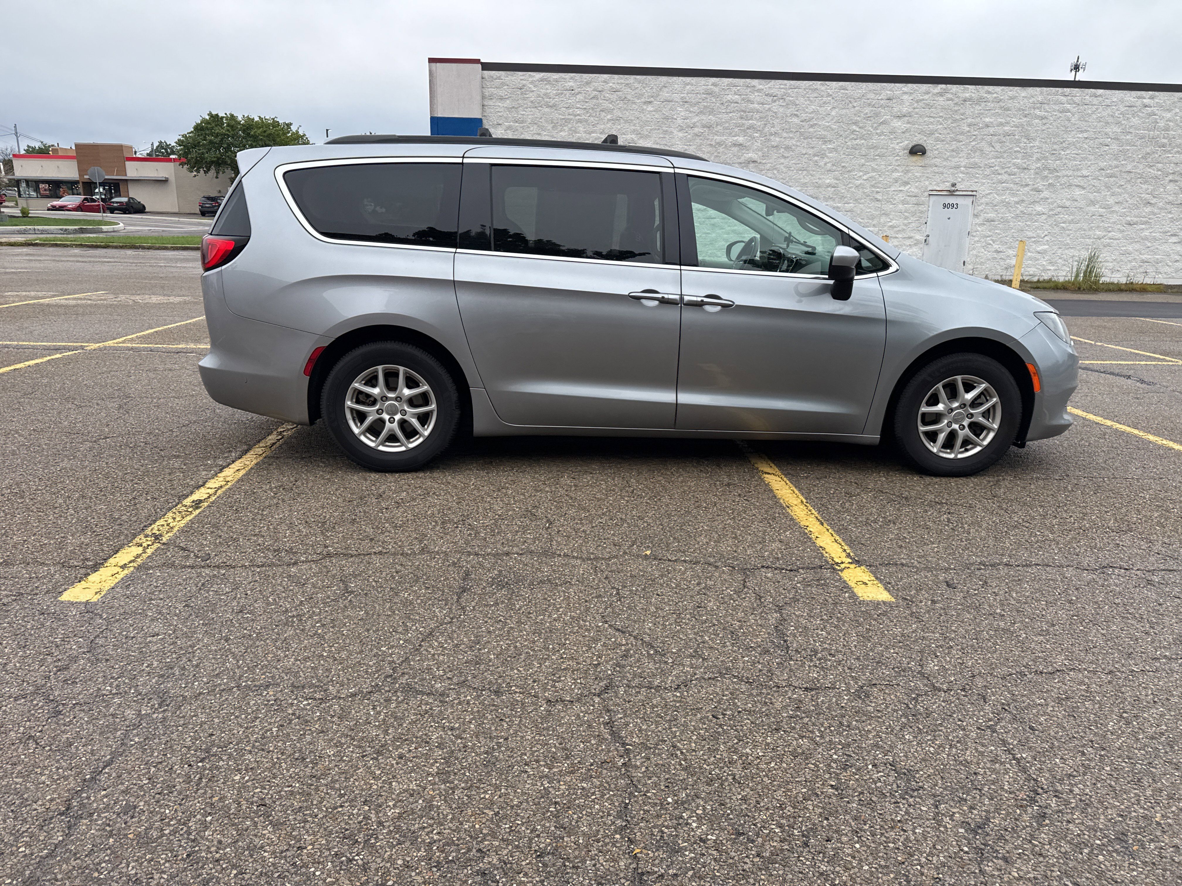 Used 2020 Chrysler Voyager Lxi FWD image 20