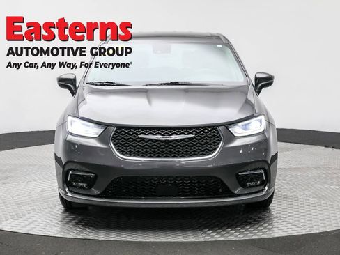 Used 2023 Chrysler Pacifica Touring-L image 2