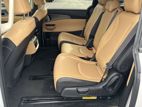 Used 2023 Kia Carnival LX image 10