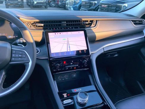 Used 2023 Jeep Grand Cherokee Limited image 6