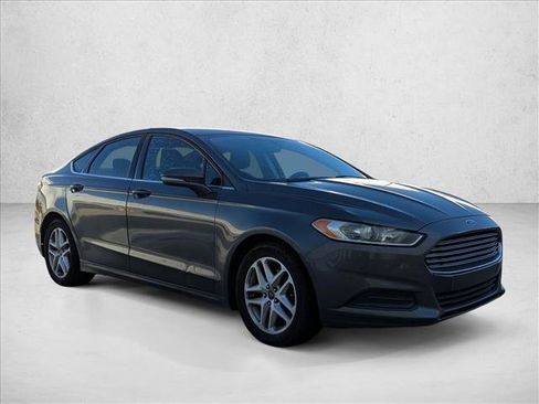 Used 2015 Ford Fusion SE image 3
