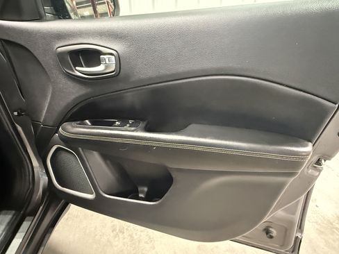 Used 2019 Jeep Compass Limited AWD/4WD image 9