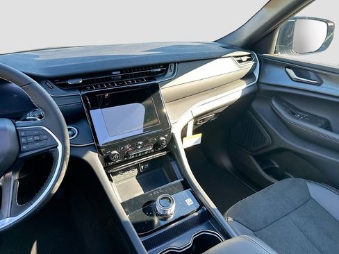 New 2025 Jeep Grand Cherokee Laredo image 32