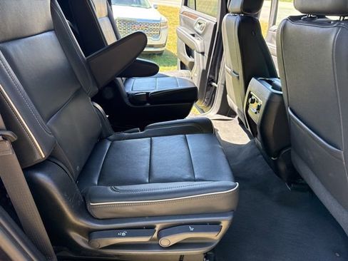 Used 2023 Chevrolet Tahoe Premier AWD/4WD image 32