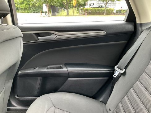 Used 2018 Ford Fusion SE FWD image 16