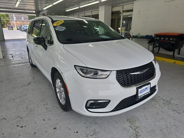 Used 2024 Chrysler Pacifica Touring-L FWD image 7