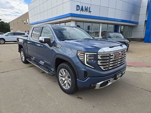 Used 2025 GMC Sierra 1500 Denali w/ Technology Package AWD/4WD image 2