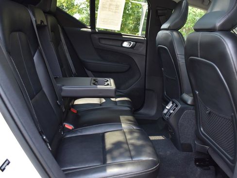 Used 2022 Volvo XC40 T5 Momentum w/ Premium Package image 44