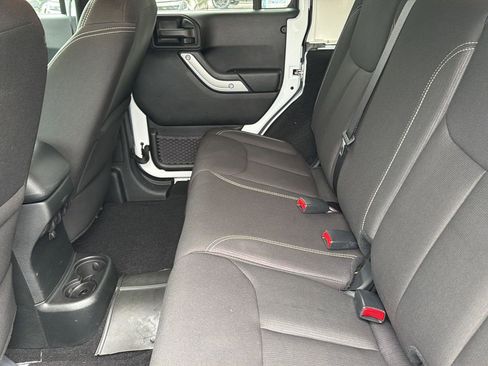 Used 2017 Jeep Wrangler Unlimited Sahara w/ Connectivity Group AWD/4WD image 19