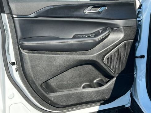 Used 2025 Jeep Grand Cherokee Altitude image 15