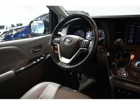 Used 2020 Toyota Sienna XLE FWD image 22
