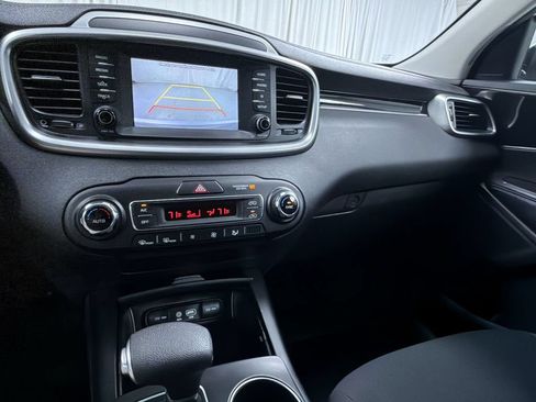 Used 2019 Kia Sorento AWD V6 image 8