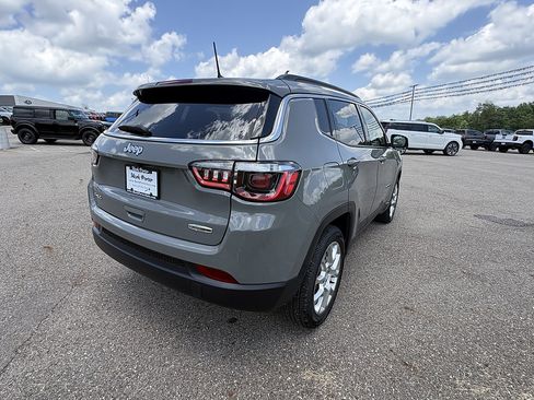 Used 2024 Jeep Compass Latitude AWD/4WD image 5