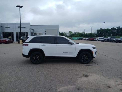 New 2026 Jeep Grand Cherokee Altitude image 9