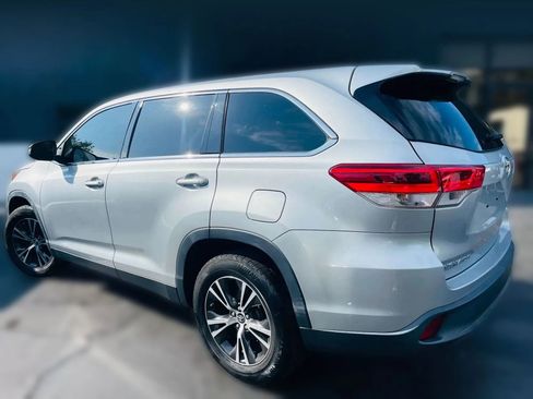 Used 2019 Toyota Highlander LE FWD image 3