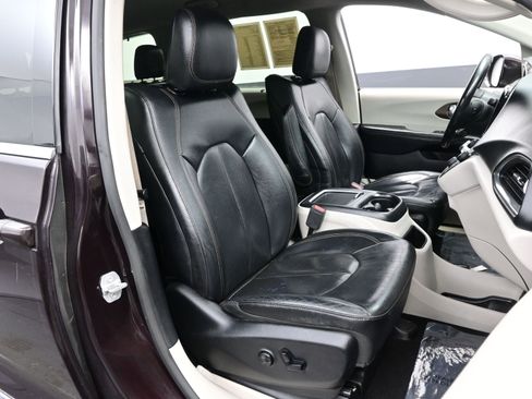 Used 2019 Chrysler Pacifica Touring-L Plus image 14