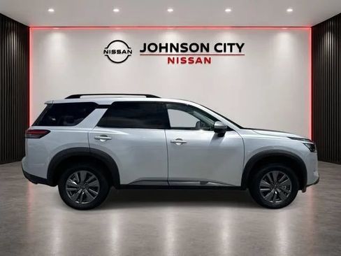 Certified 2025 Nissan Pathfinder SV FWD image 3