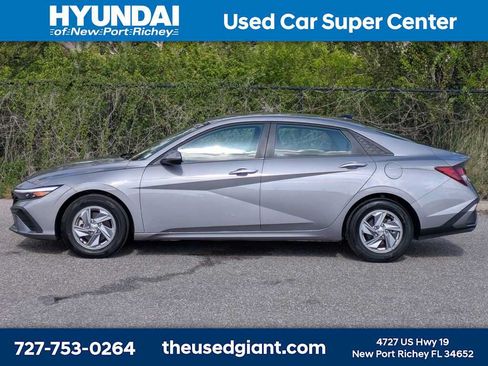 Used 2024 Hyundai Elantra SE FWD image 2