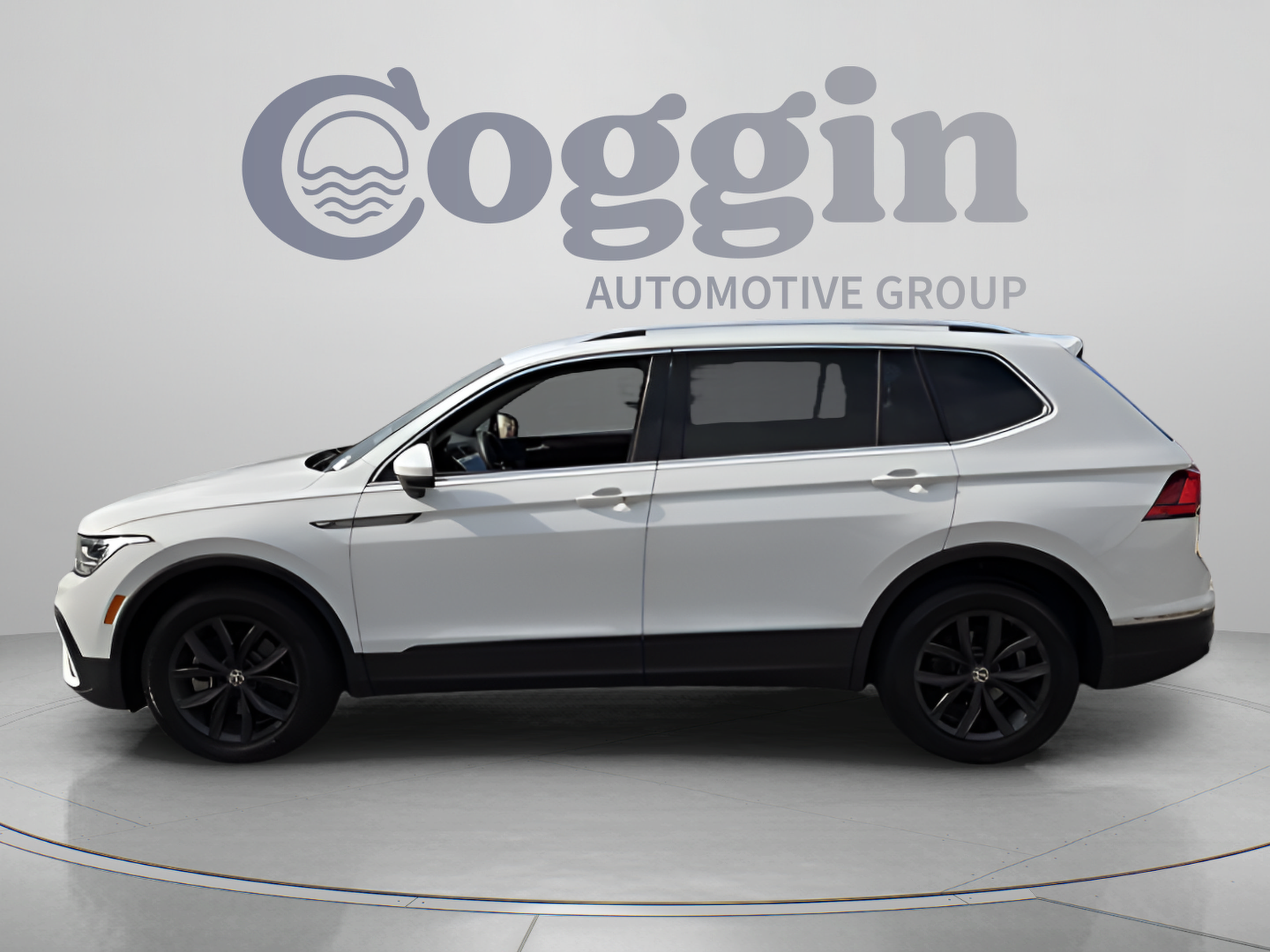 Used 2024 Volkswagen Tiguan SE AWD/4WD image 2
