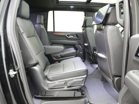 Used 2025 GMC Yukon XL Denali w/ Denali Reserve Package AWD/4WD image 9