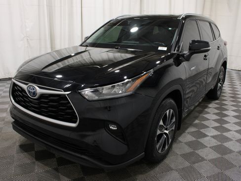 Used 2020 Toyota Highlander XLE AWD/4WD image 35