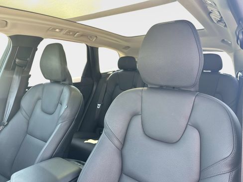 Used 2025 Volvo XC60 B5 Plus image 19